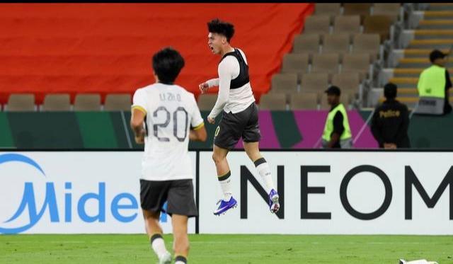 王钰栋斩获2025年中国金童奖 国足年轻一代很有希望